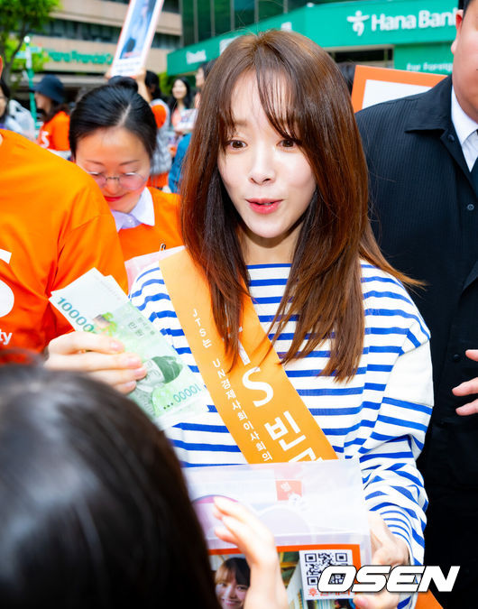 [OSEN=민경훈 기자] 3일 오후 서울 중구 을지로의 특별무대에서 ‘길벗 JTS 거리 모금 캠페인’이 진행됐다.배우 한지민, 배종옥, 이정은, 임세미, 조혜정, 백승도, 이상희, 노희경 작가 등이 굶주리는 지구촌 아이들을 위해 이 행사에 참여했다. 배우 한지민이 거리 모금을 하고 있다. 2025.05.03 / rumi@osen.co.kr