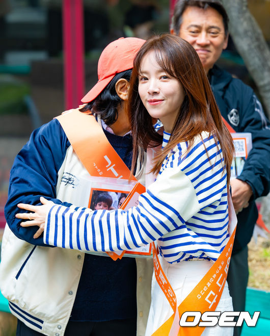 [OSEN=민경훈 기자] 3일 오후 서울 중구 을지로의 특별무대 및 거리에서 ‘길벗 JTS 거리 모금 캠페인’이 진행됐다.배우 한지민, 배종옥, 이정은, 임세미, 조혜정, 백승도, 이상희, 노희경 작가 등이 굶주리는 지구촌 아이들을 위해 이 행사에 참여했다. 배우 한지민이 이정은과 포옹을 하고 있다. 2025.05.03 / rumi@osen.co.kr