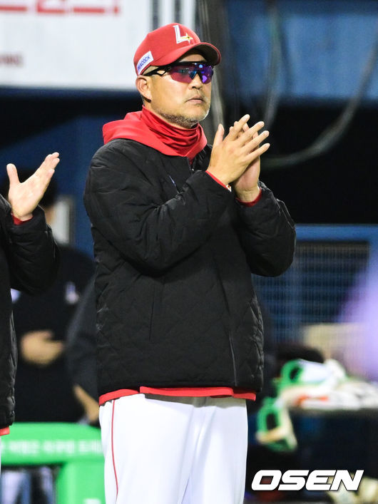 [OSEN=잠실, 조은정 기자]프로야구 SSG 랜더스가LG 트윈스에 1점 차 승리를 거뒀다.SSG는 2일 잠실구장에서 열린 2025 KBO리그 LG와 경기에서 2-1로 승리했다. 햄스트링 부상에서 복귀한 최정이 복귀전 첫 타석에서 투런 홈런을 터뜨렸다.SSG 이숭용 감독이 승리를 기뻐하고 있다. 2025.05.02 /cej@osen.co.kr