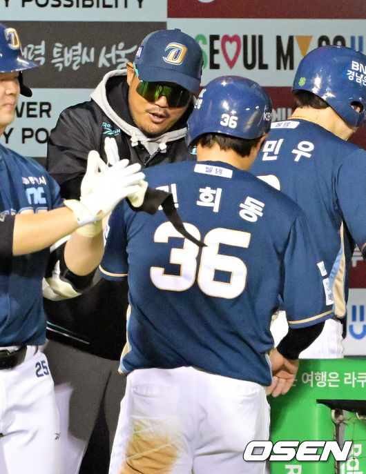 [OSEN=잠실, 민경훈 기자] 24일 오후 서울 잠실야구장에서 2025 신한 SOL Bank KBO리그 LG 트윈스와 NC 다이노스의 경기가 열렸다.홈팀 LG는 치리노스, 원정팀 NC는 라일리를 선발로 내세웠다4회초 1사 주자 2,3루 NC 서호철의 우중간 선취 2타점 적시타때 홈을 밟은 박민우와 권희동이 이호준 감독과 하이파이브를 하고 있다. 2025.04.24 / rumi@osen.co.kr