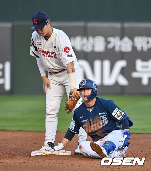 [OSEN=부산, 이석우 기자] 3일 부산 사직야구장에서 2025 신한 SOL 뱅크 KBO 리그 롯데 자이언츠와 NC 다이노스의 경기가 열린다. 홈팀 롯데는 박진, 방문팀 NC는 신민혁이 선발 출전한다.NC 다이노스 서호철이 3회초 2사 1,3루 1타점 2루타를 치고 다리 통증을 호소하고 있다. 2025.05.03 / foto0307@osen.co.kr