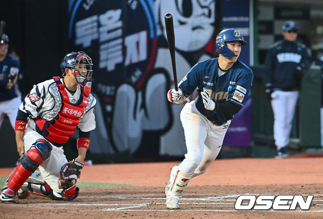 [OSEN=부산, 이석우 기자] 3일 부산 사직야구장에서 2025 신한 SOL 뱅크 KBO 리그 롯데 자이언츠와 NC 다이노스의 경기가 열렸다. 홈팀 롯데는 박진, 방문팀 NC는 신민혁이 선발 출전했다.NC 다이노스 한석현이 6회초 무사 2,3루 우익수 앞 1타점 안타를 치고 있다. 2025.05.03 / foto0307@osen.co.kr