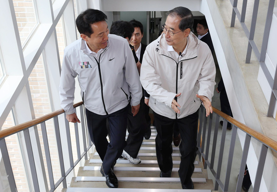 제21대 대통령 선거에 출마한 한덕수 전 총리가 2일 서울 종로구 주민공동시설 '새뜰집' 에서 오세훈 서울시장과 대화를 하고 있다. 뉴스1