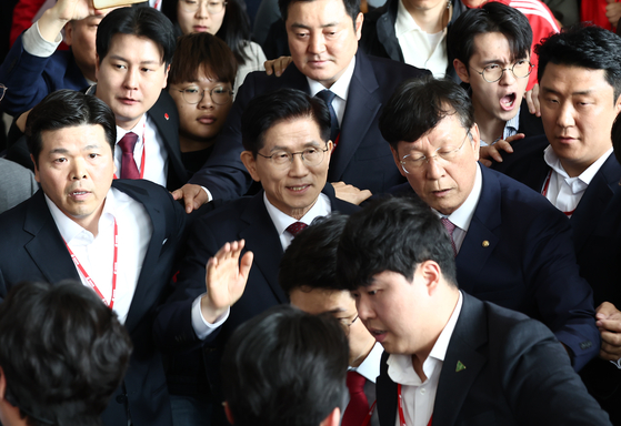김문수 국민의힘 대통령 후보가 3일 경기 고양시 킨텍스에서 열린 5차 전당대회를 마치고 나오며 인사하고 있다. 뉴스1
