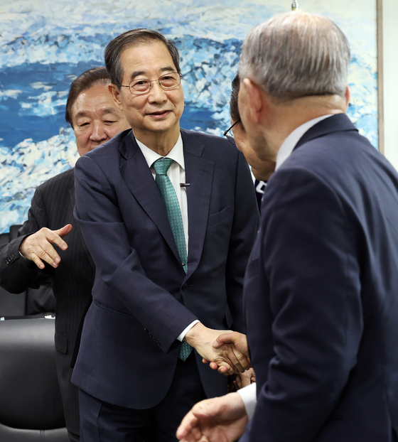 무소속 한덕수 대선 예비후보가 3일 오후 서울 영등포구 헌정회에서 정대철 헌정회장을 예방하며 헌정회원들과 인사를 나누고 있다. 뉴스1
