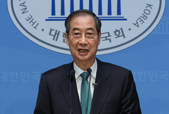 한덕수 전 국무총리가 2일 서울 여의도 국회 소통관에서 대통령 선거 출마 선언을 하고 있다. 연합뉴스