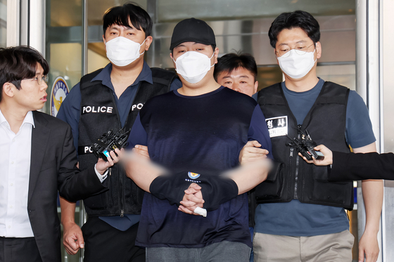 서울 강북구 미아동 마트에서 흉기를 휘둘러 1명을 살해하고 1명을 다치게 한 김성진(33·남)이 1일 오전 서울 검찰로 구속 송치되고 있다. 김 씨는 지난달 22일 4호선 미아역 인근 마트에서 흉기로 40대 여성 직원을 다치게 하고 60대 여성 손님을 숨지게 한 혐의를 받는다. 뉴스1