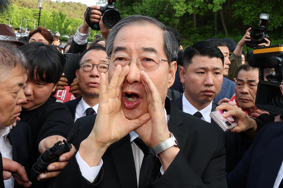 2일 오후 광주 북구 국립 5·18 민주묘지를 찾은 한덕수 전 총리가 광주비상행동 등 시민·사회단체 관계자들의 반발에 가로 막히자 ″저도 호남 사람″이라며 참배를 호소하고 있다. 연합뉴스