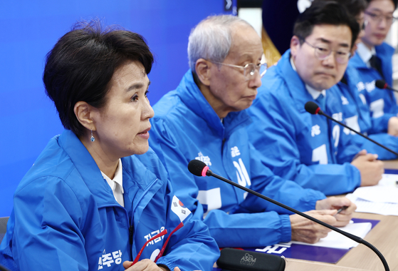강금실 더불어민주당 공동총괄선거대책위원장이 2일 오전 서울 여의도 중앙당사에서 열린 중앙선거대책위원회의에서 발언하고 있다. 뉴스1