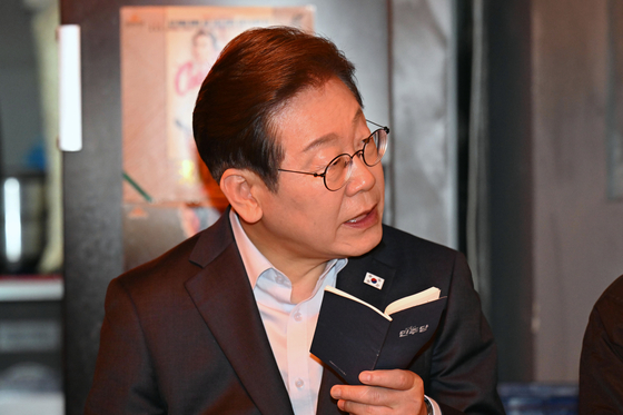 이재명 더불어민주당 대선 후보가 지난 1일 서울 종로구의 한 음식점에서 열린 비전형 노동자 간담회에 참석해 발언하고 있다. 대법원 전원합의체는 이날 이 후보에게 무죄를 선고한 원심판결을 파기하고 사건을 서울고법으로 돌려보냈다. 김성룡 기자