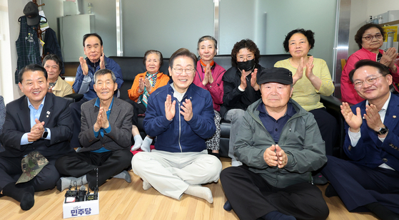 더불어민주당 이재명 대선 후보가 '골목골목 경청투어' 접경지역 방문 이틀째인 2일 강원도 화천군 한 경로당을 방문해 어르신들과 기념 촬영하고 있다. 연합뉴스..