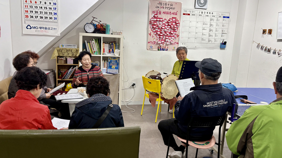 1일 오후 2시쯤 서울 서대문구 홍은동 타임뱅크하우스에서 경기민요 부르기 수업이 진행 중이다. 이아미 기자
