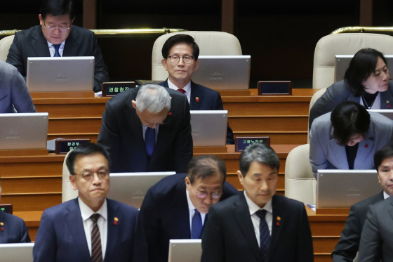 김문수 후보가 고용노동부 장관 재임 시절인 지난해 12월 국회 본회의에서 진행된 '윤석열 대통령 위헌적 비상계엄 선포 내란행위 관련 긴급현안질문'에서 더불어민주당 서영교 의원의 사과요구를 거부한 채 다른 국무위원들과 달리 자리에 앉아 있다. 연합뉴스