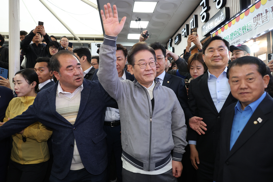 이재명 더불어민주당 대선 후보가 '골목골목 경청투어' 사흘째인 3일 '동해안벨트' 첫 방문지인 강원도 속초시 중앙재래시장에서 도민들에게 인사하고 있다. 연합뉴스