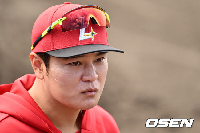 [OSEN=오키나와(일본), 조은정 기자]27일 일본 오키나와 고친다구장에서 한화 이글스 SSG 랜더스의 연습경기가 열린다.한화는 2월 22일 훈련을 시작으로 8차례 연습경기를 치른 뒤 내달 4일 귀국한다.은퇴 후 SSG 구단주 특별 보좌 및 육성 총괄로 돌아온 추신수가 훈련을 지켜보고 있다. 2025.02.27 /cej@osen.co.kr