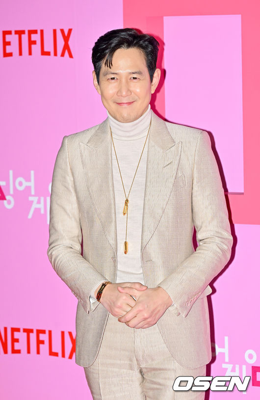 [OSEN=박준형 기자] 9일 오후 서울 중구 동대문디자인플라자(DDP)에서 넷플릭스 오리지널 시리즈 '오징어 게임' 시즌2 월드 프리미어 이벤가 진행됐다.배우 이정재, 이병헌, 임시완, 강하늘, 위하준, 박규영, 이진욱, 박성훈, 양동근, 강애심, 이서환, 조유리가 출연하는 ‘오징어 게임’ 시즌2는 복수를 다짐하고 다시 돌아와 게임에 참가하는 기훈(이정재)과 그를 맞이하는 프론트맨(이병헌)의 치열한 대결, 그리고 다시 시작되는 진짜 게임을 담은 이야기로 12월 26일 공개된다.핑크카펫에서 배우 이정재가 포즈를 취하고 있다.  2024.12.09 / soul1014@osen.co.kr