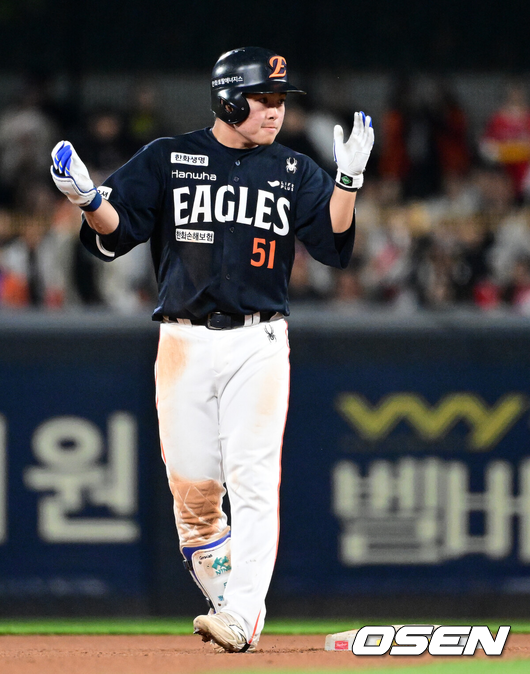 [OSEN=광주, 지형준 기자] 2일 오후 광주-기아 챔피언스필드에서 2025 신한 SOL Bank KBO리그 KIA 타이거즈와 한화 이글스의 경기가 열렸다.5연승에 도전하는 한화는 엄상백을, 연패를 막아야 하는 KIA는 아담 올러를 선발로 내세웠다.8회초 2사에서 한화 문현빈이 2루타를 날리며 기뻐하고 있다. 2025.05.02 /jpnews@osen.co.kr
