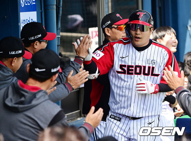 [OSEN=잠실, 지형준 기자] 4일 오후 서울 잠실야구장에서 2025 신한 SOL Bank KBO리그 LG 트윈스와 SSG 랜더스의 경기가 열렸다.이날 엘리에이저 에르난데스의 부상 대체 외국인투수로 LG에 입단한 코엔 윈이 KBO리그 데뷔전을 갖는다. SSG 선발은 박종훈.1회말 무사 만루에서 LG 문보경이 좌월 만루홈런을 날리며 염경엽 감독과 기뻐하고 있다. 2025.05.04 /jpnews@osen.co.kr