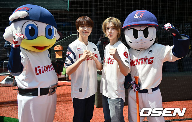 [OSEN=부산, 이석우 기자] 4일 부산 사직야구장에서 2025 신한 SOL 뱅크 KBO 리그 롯데 자이언츠와 NC 다이노스의 경기가 열렸다. 홈팀 롯데는 반즈, 방문팀 NC는 김녹원이 선발 출전했다.보이넥스트도어 운학과 이한이 롯데 자이언츠 승리 기원 시구와 시타를 앞두고 포즈를 취하고 있다. 2025.05.04 / foto0307@osen.co.kr