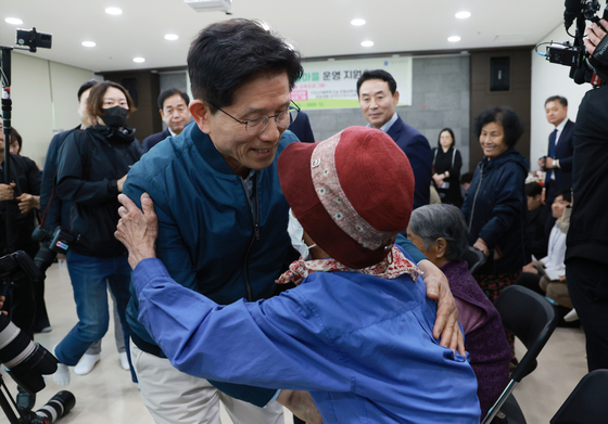 국민의힘 김문수 대선 후보가 4일 한센인 마을인 경기도 포천시 장자마을을 방문해 주민들과 인사하고 있다. 연합뉴스