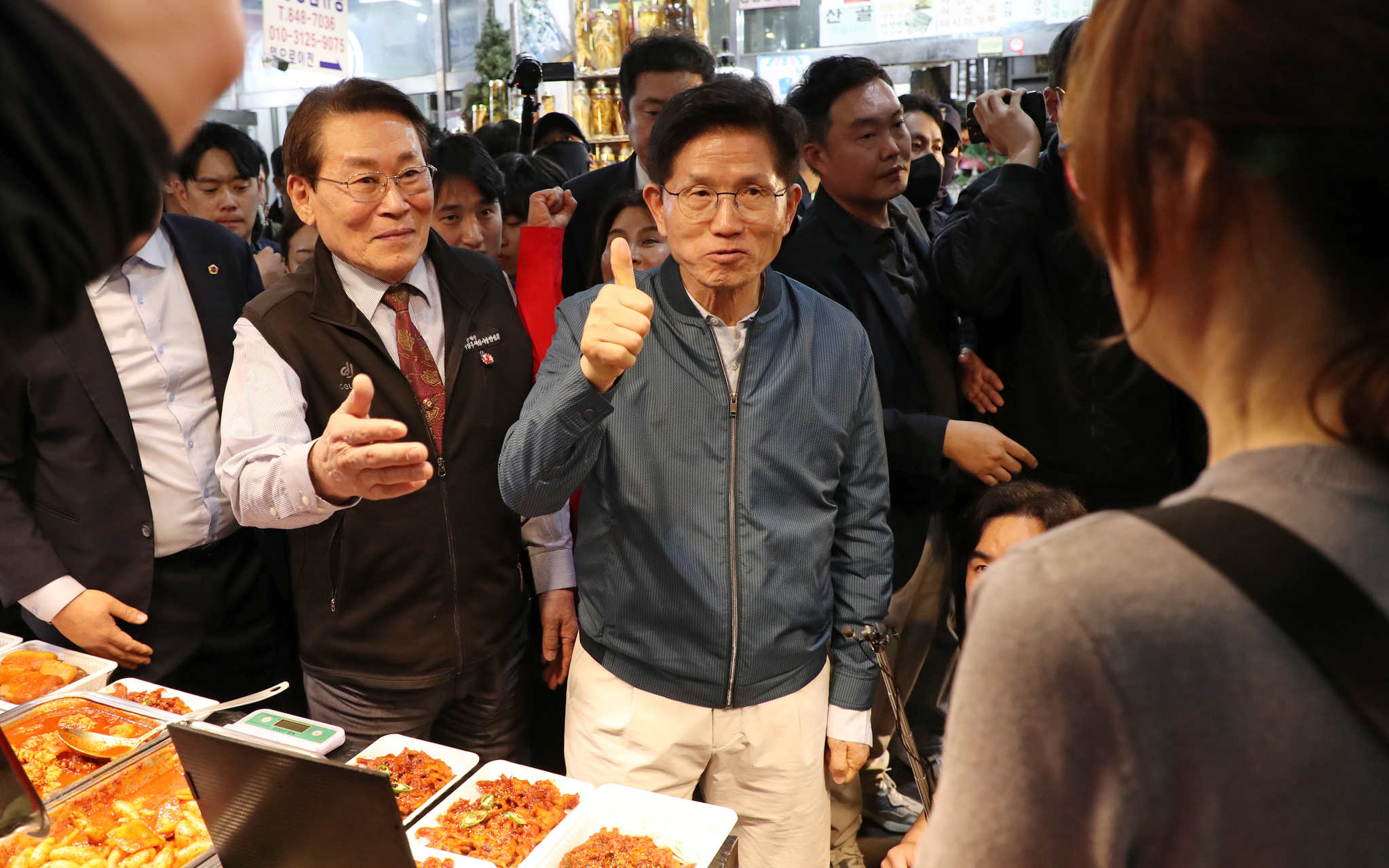 김문수 국민의힘 대통령 후보가 의정부제일시장을 찾아 알곤이찜을 시식한 뒤 엄지 손가락을 치켜들고 있다. 뉴스1
