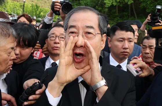 한덕수 후보가 광주 5.18 공원을 방문한 모습. 연합뉴스