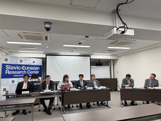 지난달 28일 일본 홋카이도대에서 ‘트럼프 시대 세계정세 변환과 한·미·일 협력’을 주제로 열린 심포지엄(한국외대 국제지역연구센터 HK+국가전략사업단, 홋카이도대 공공정책대학원 공동 주최)에서 전문가들이 열띤 토론을 하고 있다. 김상진 기자 