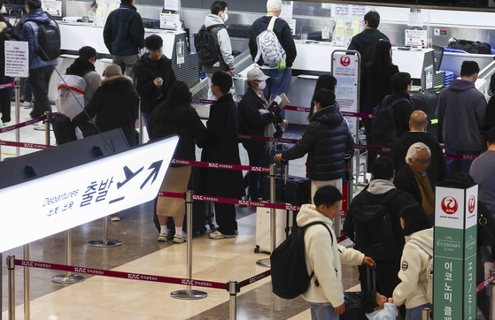 삼일절 연휴를 하루 앞둔 지난 2월 28일 김포국제공항 국제선 출국장이 여행객들로 붐비고 있다. 뉴시스