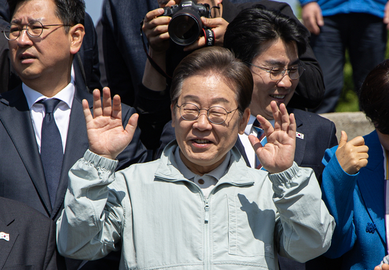 '골목골목 경청투어 : 단양팔경편'에 나선 이재명 더불어민주당 대통령 후보가 4일 오전 경북 영주시 문정둔치에서 열린 2025 영주 한국선비문화축제를 찾아 시민들에게 인사하고 있다. 뉴스1