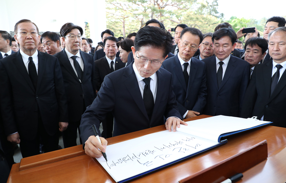 (서울=뉴스1) 안은나 기자 = 김문수 국민의힘 대통령 후보가 4일 오전 서울 동작구 국립 서울현충원을 찾아 참배를 마친 뒤 방명록을 작성하고 있다. (공동취재) 2025.5.4/뉴스1