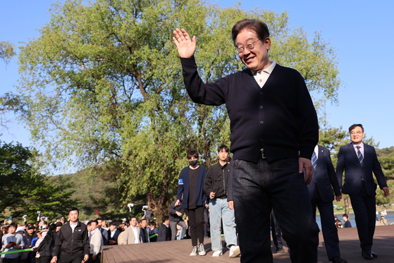 더불어민주당 이재명 대선 후보가 '골목골목 경청투어' : 단양8경편'에 나선 4일 충북 제천군 의림지를 찾아 지지자들을 향해 인사하고 있다. 연합뉴스