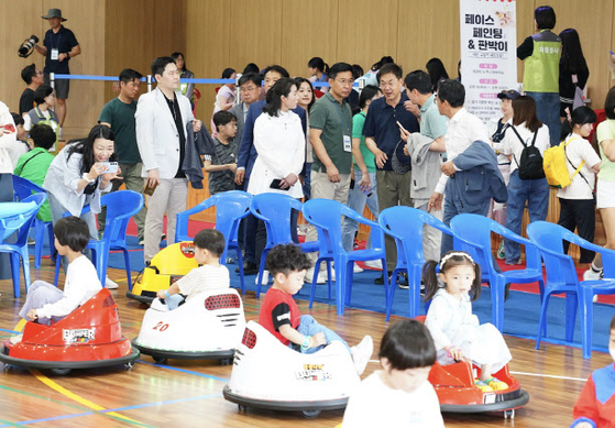 지난해 어린이날 개최한 '2025 우리들세상' 행사에서 종로구 어린이들이 범퍼카를 타고 있다. [사진 종로구]