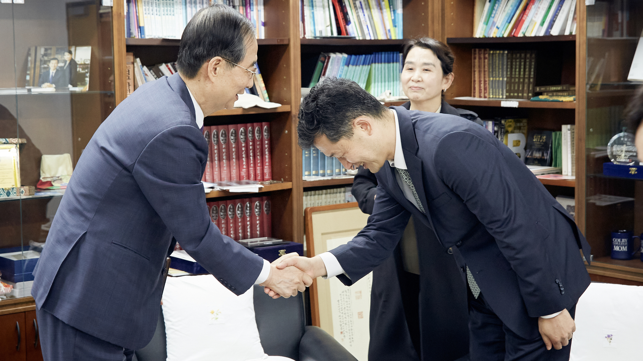 한덕수 무소속 예비후보가 전창희 담임 목사와 인사하고 있다. 사진 한덕수 캠프