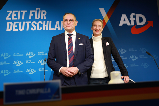 독일대안당(AfD) 공동대표 앨리스 바이델(오른쪽)과 티노 크루팔라(왼쪽)가 지난해 12월 7일(현지시간) 독일 베를린에서 기자회견에 앞서 사진촬영을 하고 있다. EPA=연합뉴스