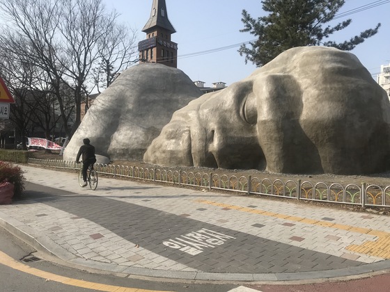 대구시 달서구 진천동 상화로에 위치한 거대 원시인 조각상. 김정석 기자 