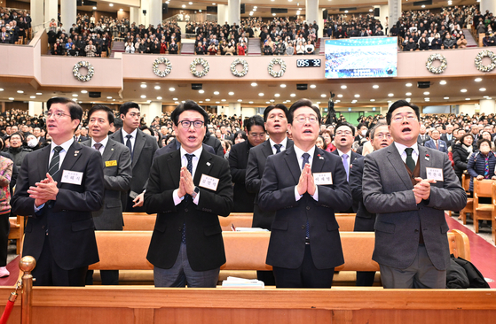 더불어민주당 이재명 대표가 지난해 12월 25일 서울 여의도순복음교회에서 열린 성탄예배에 참석하고 있다. 사진 순복음교회