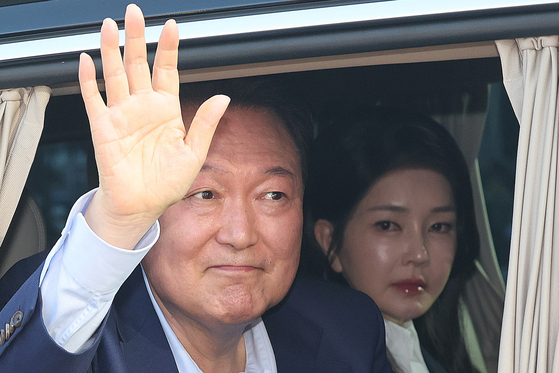 윤석열 전 대통령과 부인 김건희 여사가 지난 11일 오후 서울 용산구 한남동 대통령 관저를 떠나 서초동 사저로 이동하며 지지자들과 인사를 하고 있다. 뉴스1