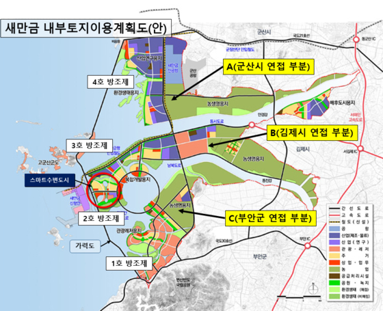 새만금 내부 토지 이용 계획도. 빨간색 원이 스마트 수변도시이고, 바로 앞 수역에 해양수산부가 '새만금항 신항'을 건설 중이다. 사진 행정안전부
