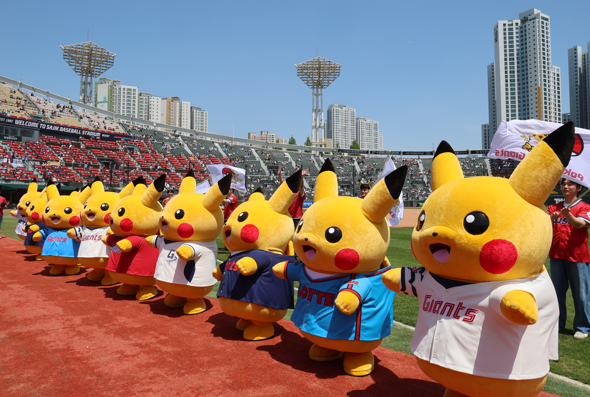 어린이날을 하루 앞둔 4일 오후 부산 사직야구장에서 2024 프로야구 NC 다이노스와 롯데 자이언츠의 경기를 앞두고 피카츄 그라운드 퍼레이드를 진행하고 있다 연합뉴스