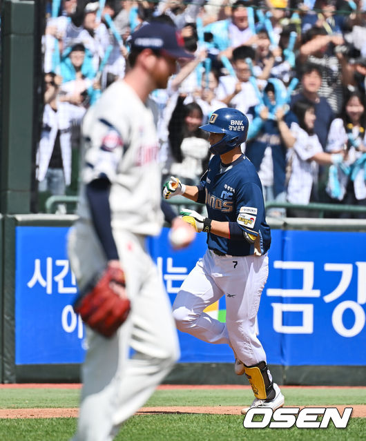[OSEN=부산, 이석우 기자] 4일 부산 사직야구장에서 2025 신한 SOL 뱅크 KBO 리그 롯데 자이언츠와 NC 다이노스의 경기가 열렸다. 홈팀 롯데는 반즈, 방문팀 NC는 김녹원이 선발 출전했다.NC 다이노스 김주원이 3회초 1사 좌중월 백투백 홈런을 치고 그라운드를 돌고 있다. 2025.05.04 / 