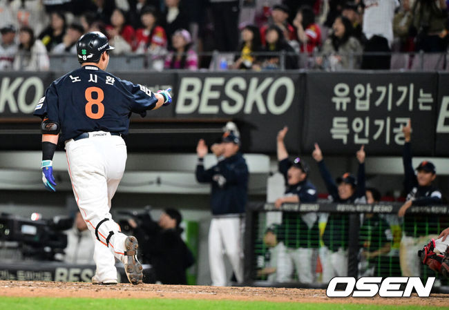 [OSEN=광주, 지형준 기자] 2일 오후 광주-기아 챔피언스필드에서 2025 신한 SOL Bank KBO리그 KIA 타이거즈와 한화 이글스의 경기가 열렸다.5연승에 도전하는 한화는 엄상백을, 연패를 막아야 하는 KIA는 아담 올러를 선발로 내세웠다.연장 11회초 무사에서 한화 노시환이 좌월 솔로포를 날리며 기뻐하고 있다. 2025.05.02 /jpnews@osen.co.kr