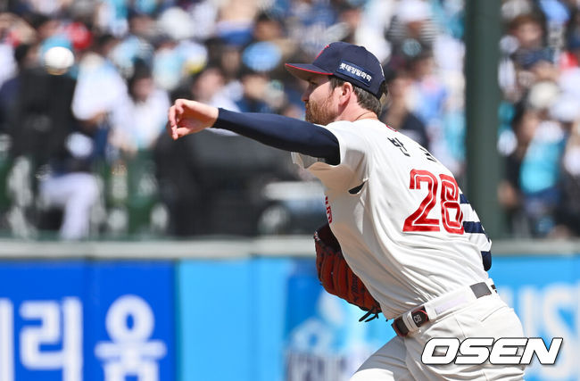 [OSEN=부산, 이석우 기자] 4일 부산 사직야구장에서 2025 신한 SOL 뱅크 KBO 리그 롯데 자이언츠와 NC 다이노스의 경기가 열렸다. 홈팀 롯데는 반즈, 방문팀 NC는 김녹원이 선발 출전했다.롯데 자이언츠 선발 투수 반즈가 역투하고 있다. 2025.05.04 / foto0307@osen.co.kr