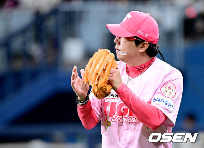 [OSEN=고척, 최규한 기자] 5일 서울 고척스카이돔에서 ‘2025 신한 SOL Bank KBO리그’ 키움 히어로즈와 KIA 타이거즈의 경기가 열렸다.이날 홈팀 키움은 김윤하, 방문팀 KIA는 양현종을 선발로 내세웠다.3회말 키움 공격을 무실점으로 막아낸 KIA 선발 양현종이 더그아웃으로 향하며 2루수 김선빈에게 박수를 보내고 있다. 2025.05.05 / dreamer@osen.co.kr
