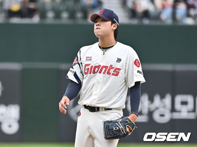 [OSEN=부산, 이석우 기자] 5일 부산 사직야구장에서 2025 신한 SOL 뱅크 KBO 리그 롯데 자이언츠와 SSG 랜더스의 경기가 열렸다. 홈팀 롯데는 이민석, 방문팀 SSG는 화이트가 선발 출전했다.롯데 자이언츠 선발 투수 이민석이 1회초 무사 1,2루 SSG 랜더스 최정에게 좌월 3점 홈런을 맞고 아쉬워하고 있다. 2025.05.05 / foto0307@osen.co.kr