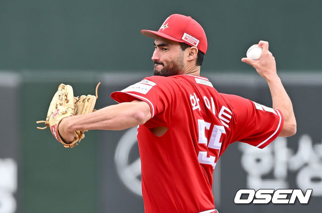 [OSEN=부산, 이석우 기자] 5일 부산 사직야구장에서 2025 신한 SOL 뱅크 KBO 리그 롯데 자이언츠와 SSG 랜더스의 경기가 열렸다. 홈팀 롯데는 이민석, 방문팀 SSG는 화이트가 선발 출전했다.SSG 랜더스 선발 투수 화이트가 역투하고 있다. 2025.05.05 / foto0307@osen.co.kr