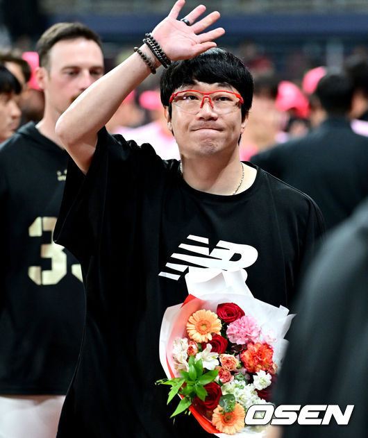 [OSEN=고척, 최규한 기자]프로야구 KIA 타이거즈가 어린이날 경기에서 투타조화를 이루며 3연패를 끊었다.KIA는 5일 서울 고척스카이돔에서 열린 ‘2025 신한은행 SOL Bank KBO리그’ 키움 히어로즈와의 어린이날 경기에서 13-1 대승을 거두며 3연패에서 탈출했다.선발 양현종은 6이닝 5피안타 2볼넷 5탈삼진 1실점 승리를 기록, 시즌 첫 승을 수확하며 KBO리그 역대 두 번째로 통산 180승을 기록했고 역대 최초 통산 2100탈삼진도 달성했다. 최형우는 4타수 4안타 1홈런 3타점 3득점 1볼넷으로 활약하며 팀 승리를 견인, KBO리그 역대 4번째로 400홈런 고지를 밟으면서 역대 최고령 400홈런 타자가 됐다. 경기를 마치고 승리투수 KIA 양현종이 팬들에게 인사하고 있다. 2025.05.05 / dreamer@osen.co.kr