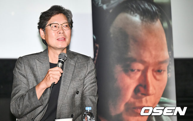 [OSEN=부산, 이석우 기자] 3일 부산 해운대구 센텀시티  CGV센텀시티에서 ‘스페셜 토크: 고(故) 이선균 배우를 기억하다-행복의 나라’가 열렸다.배우 이선균은 한국 현대사를 뒤흔든 사건에 휘말린 강직한 군인인 실존 인물 박흥주 대령(당시 중앙정보부장 수행비서관)을 모티브로 한 박태주 대령 역을 맡았다.배우 유재명이 촬영 에피소드를 얘기를 하고 있다. 2024.10.03 / foto0307@osen.co.kr