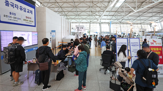 4일 인천국제공항 제1여객터미널 출국장에 마련된 SK텔레콤 로밍센터에서 출국자들이 유심 교체를 위해 줄을 서고 있다. 연합뉴스