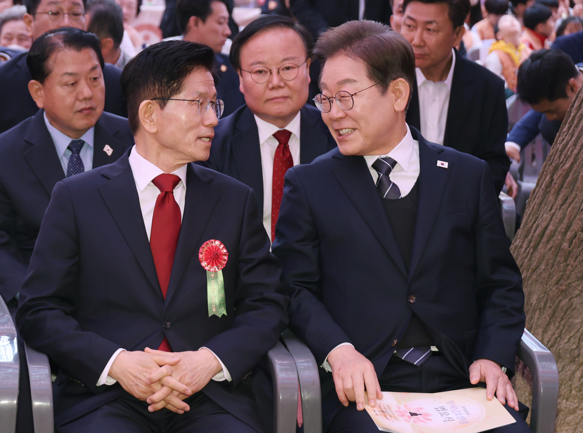 이재명 더불어민주당 대선후보와 김문수 국민의힘 대선후보가 대화를 하고 있다. 대통령실사진기자단