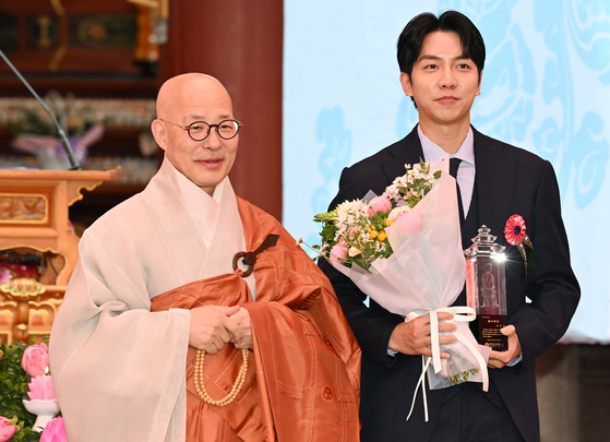 가수 이승기가 5일 서울 종로구 조계사에서 열린 불기 2569년 부처님오신날 봉축법요식에서 조계종 총무원장 진우스님으로부터 2025 불자대상을 수상한 뒤 기념촬영을 하고 있다. 연합뉴스